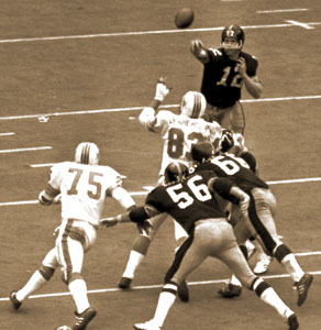 Terry Bradshaw passes vs Dolphins